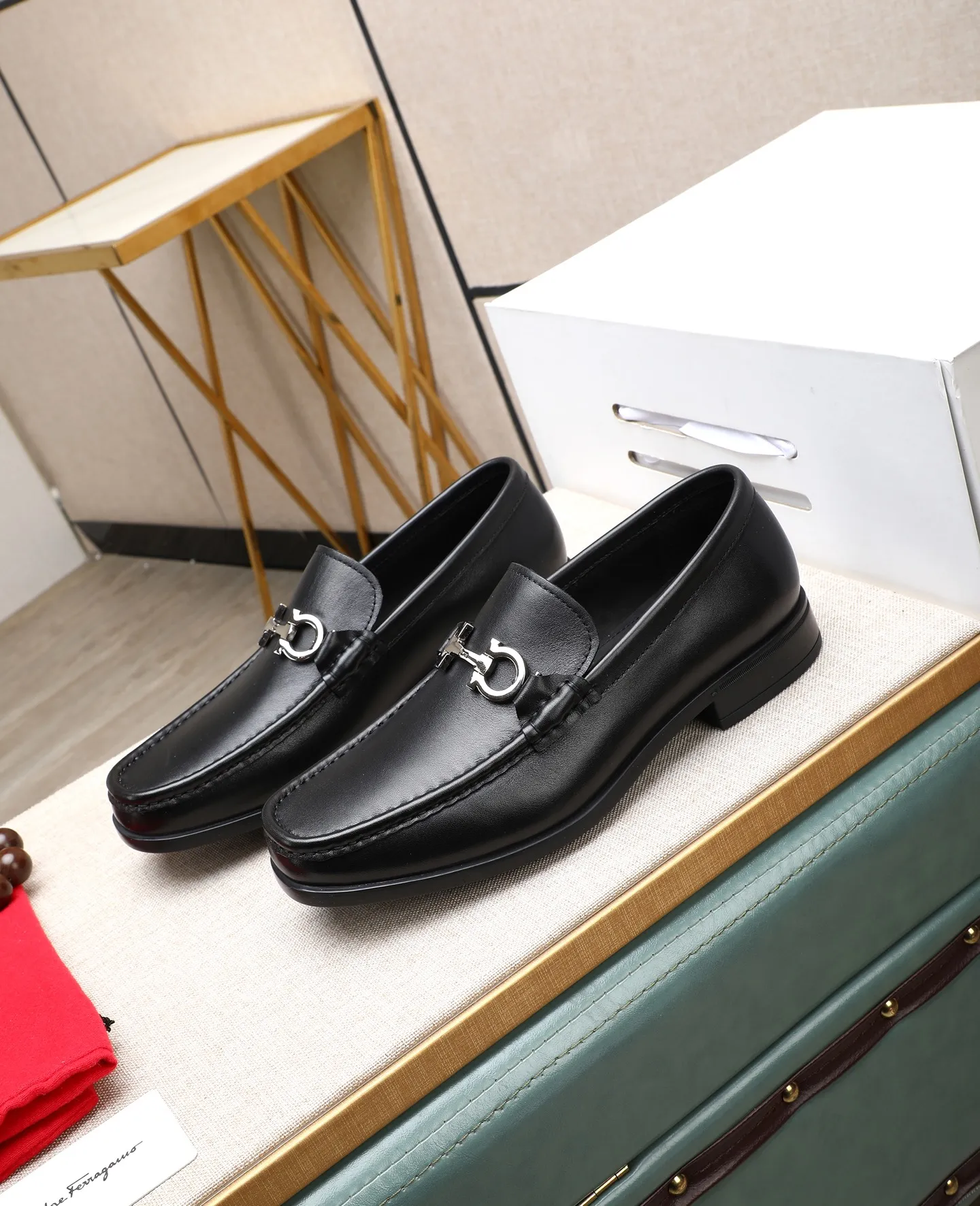 Men's clothing and shoes 💰700📛📛High-end goods! Salvatore Ferragamo is the world's top luxury footwear brand. It comes from Italy, the kingdom of fashion. It is famous all over the world for its traditional handmade design and novel styles... 🚶🏻🚶🏻 Top-quality suit shoes are sold simultaneously at the counter. This style is purely handmade. The fabric is imported Italian calfskin➕soft water-dyed cowhide lining. Specially available with original deep rubber outsole🌀🌀Size: 38➖44